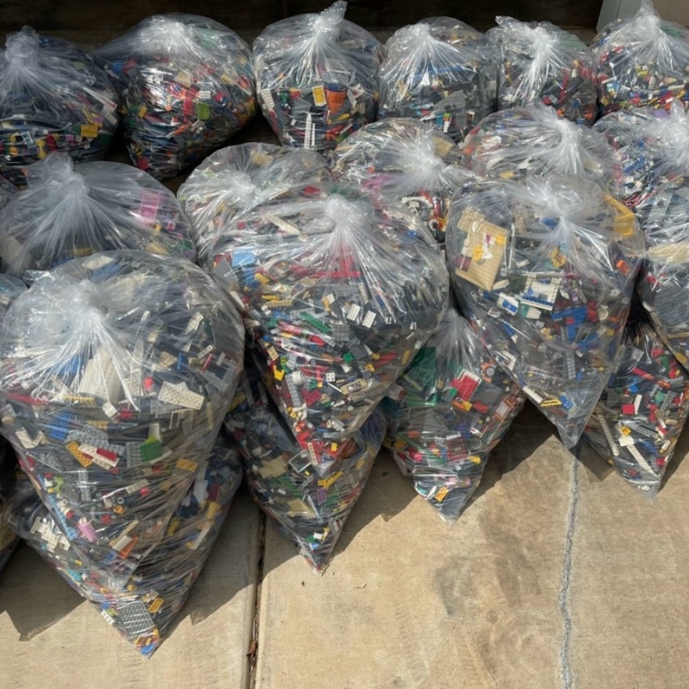 Legos 4 pounds of genuine Legos. - Picture 2 of 3